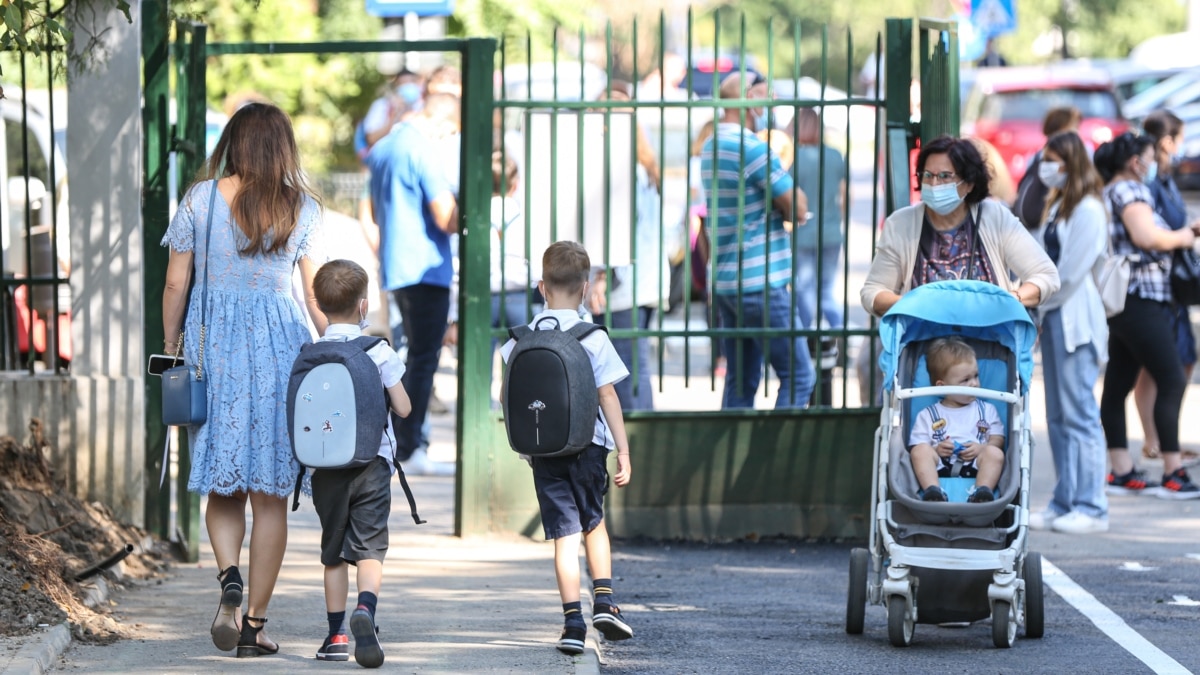 De ce sunt elevii români analfabeți funcțional. Educația formelor fără fond și a veșnicei lipse de timp