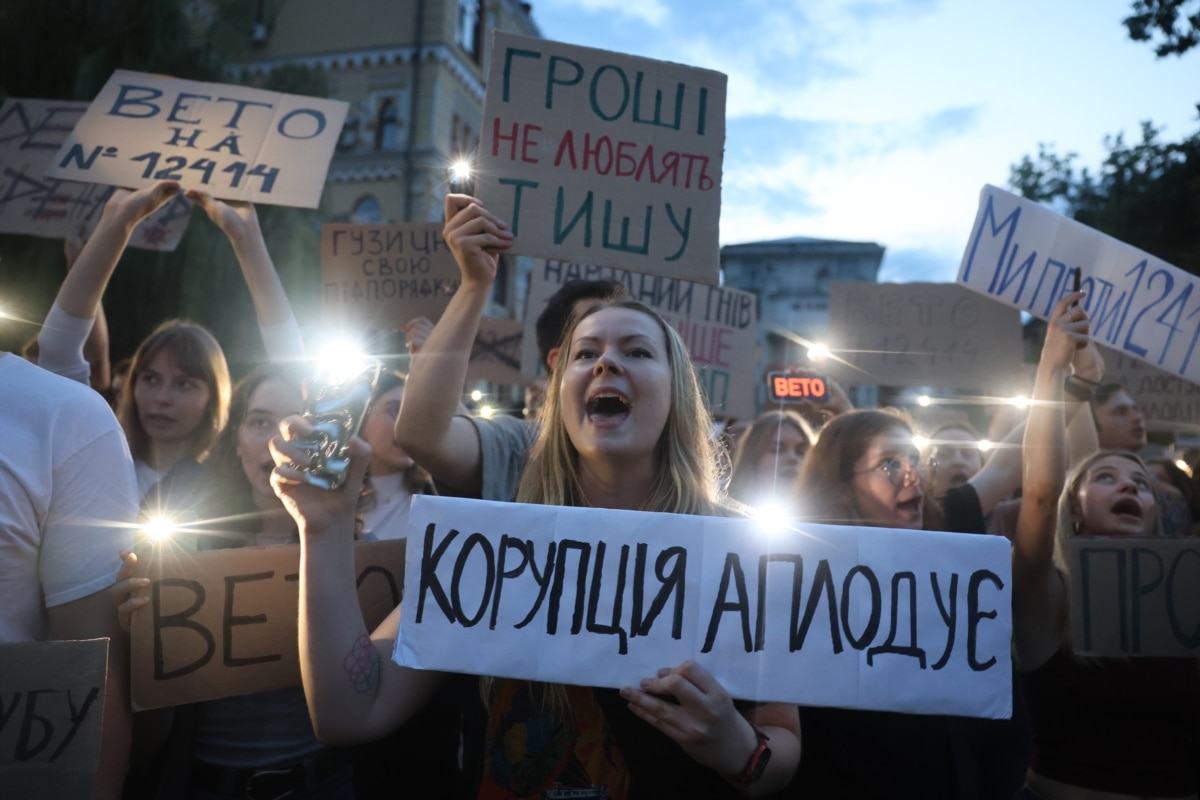 Сотні людей вийшли на протест у Києві проти законопроєкту щодо НАБУ та САП (фотогалерея)