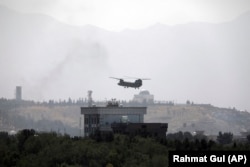 Helikopterët ushtarakë amerikanë duke evakuuar stafit e Ambasadës amerikane në Kabul më 15 gusht 2021.