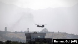 Një helikopter amerikan fluturon mbi Ambasadën e SHBA-së në Kabul, Afganistan, 15 Gusht 2021.