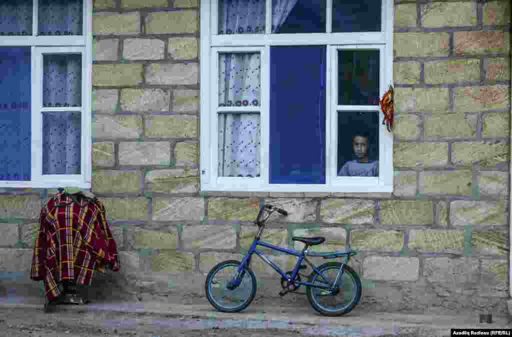 Hər an düşmən gülləsinə tuş gəlmə ehtimalı var bu kənddə yaşayanların . 