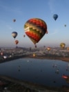 Qindra balona me ajër të nxehtë u ngritën drejt qiellit mbi parkun Metropolitano gjatë Festivalit Ndërkombëtar të Balonave me ajër të nxehtë në Leon, në shtetin e Guanahuatos, Meksikë.