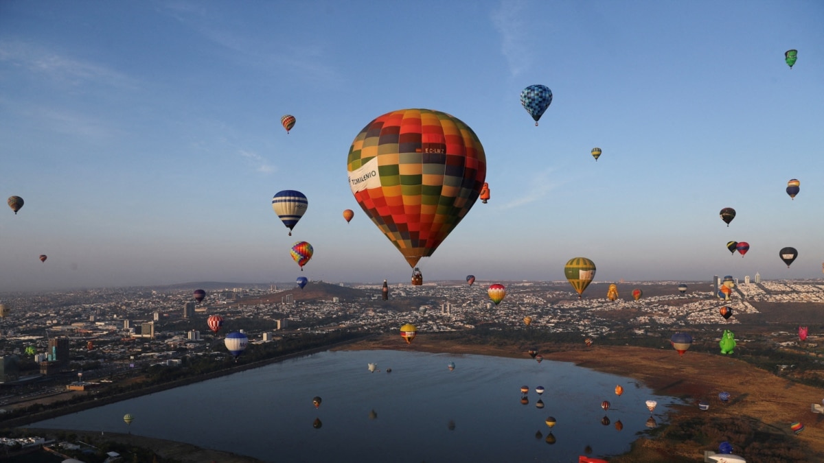 Balonat me ajër të nxehtë mbushin qiellin mbi Meksikë