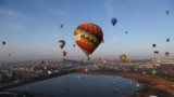 Qindra balona me ajër të nxehtë u ngritën drejt qiellit mbi parkun Metropolitano gjatë Festivalit Ndërkombëtar të Balonave me ajër të nxehtë në Leon, në shtetin e Guanahuatos, Meksikë.