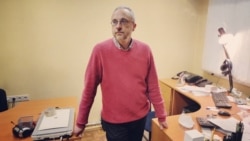 Паводле інфармацыі Свабоды, былы дырэктар інфармацыйнага агенцтва БелаПАН Дзьмітрый Наважылаў, які мусіў выйсьці на волю 19 сакавіка, дагэтуль застаецца за кратамі.