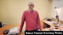 Паводле інфармацыі Свабоды, былы дырэктар інфармацыйнага агенцтва БелаПАН Дзьмітрый Наважылаў, які мусіў выйсьці на волю 19 сакавіка, дагэтуль застаецца за кратамі.