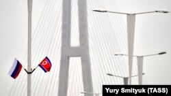 Steagurile celor două țări la Vladivostok