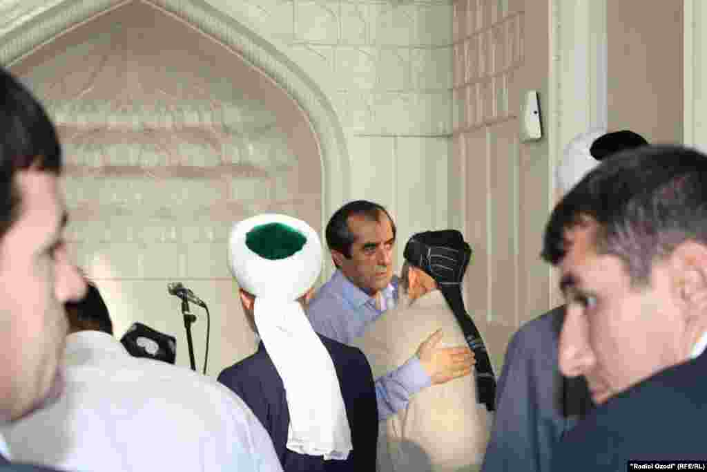 Ҳазорон намозгузор субҳи барвақт барои адои намози иди Фитр омаданд