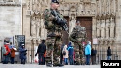 Французские военные патрулируют территорию у собора Notre-Dame de Paris 