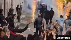 تصویری از پایکوبی در مراسم تشییع پیکر علی طاهری، یکی از کشته‌شدگان اعتراضات