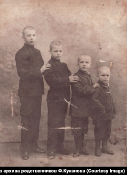 1908 год, с братьями. Федор – самый младший