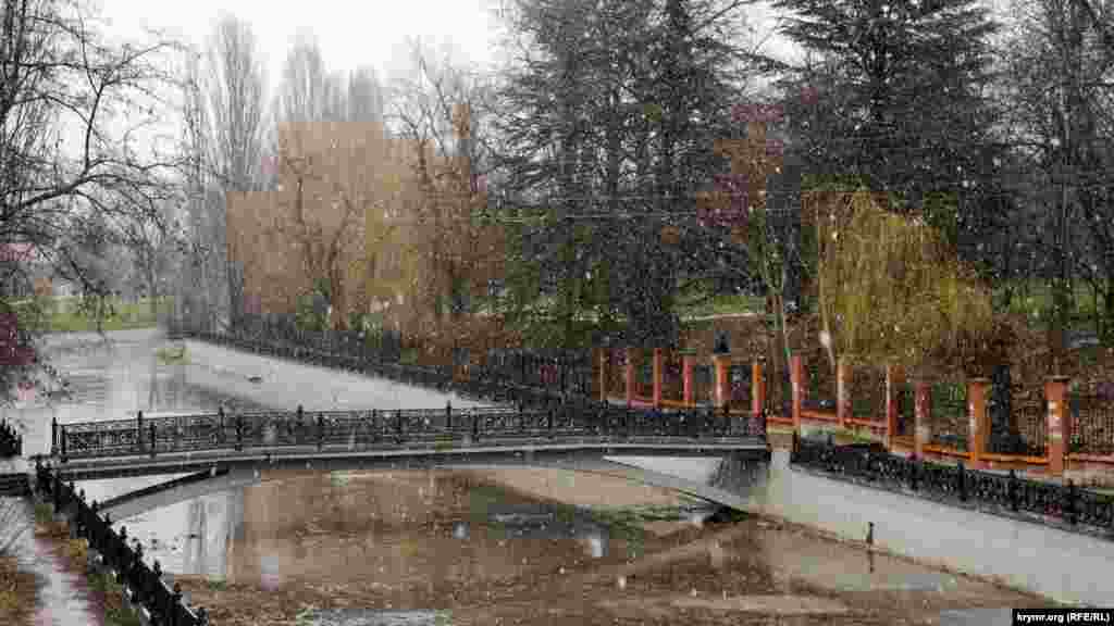 Мокрый снег над рекой Салгир в Симферополе