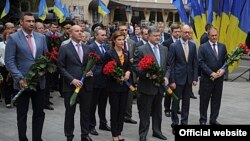 члены правительства Украины возложили цветы к памятинку Филиппу Орлику 