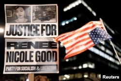 Обърнат американски флаг до плакат с надпис "Справедливост за Рене Никол Гуд" по време на протест пред сградата на ICE във Финикс, Аризона, 8 януари 2026 г.на