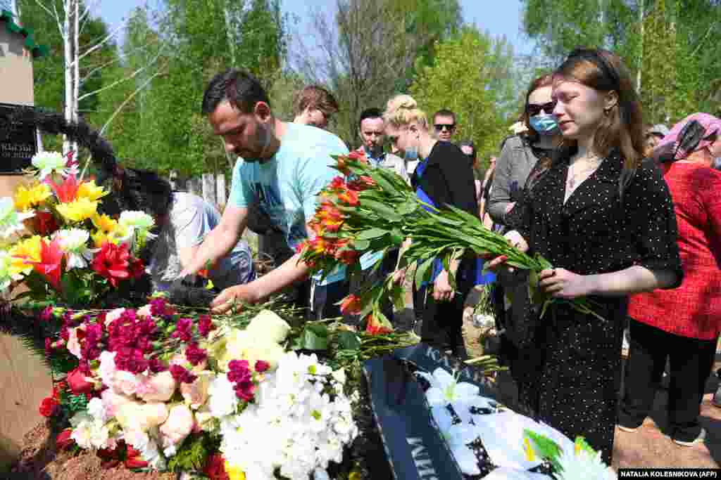 Elvira Ignatyeva hozzátartozói siratják a meggyilkolt tanárt.