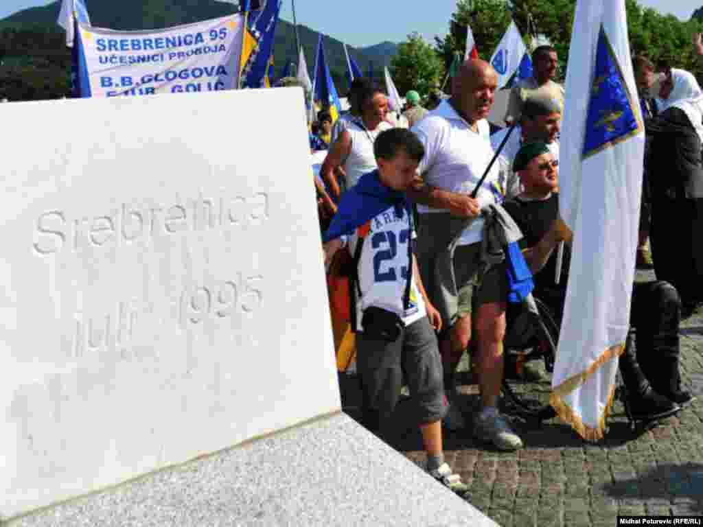 Dolazak učesnika Marša mira u Memorijalni centar Potočari, 10.07.2011. Foto: Midhat Poturović 