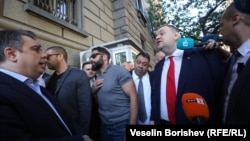 Кадър от 18 септември 2025 г., когато Пеевски беше принуден да отиде пеша до Народното събрание заради протестна блокада на ПП-ДБ. На снимката се виждат част от хората, които го охраняват.