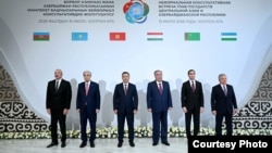 Орталық Азия және Әзербайжан президенттері Шолпан-Атадағы  бейресми консультативті кездесуде. 31 шілде 2026 жыл.