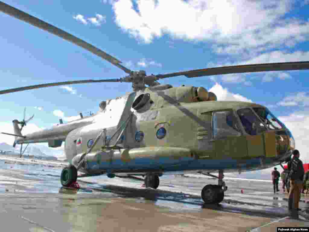 Кобул, Афғонистон. 17 январ - Иёлоти Муттаҳидаи Амрико, Имороти Муттаҳидаи Араб ва Ҷумҳурии Чех мехоҳанд, ба нерӯҳои мусаллаҳи Афғонистон бо харидории 22 чархбол ва 4 ҳавопаймо кӯмак бикунанд. 