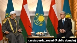 Қазақстан президенті Қасым-Жомарт Тоқаев (оң жақта) пен Оман сұлтаны Хайсам бен Тариқ Әл Саид. Астана, Тәуелсіздік сарайы, 6 қазан, 2026 жыл