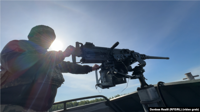 Військовослужбовець з позивним «Лисий» біля кулемета Browning M2