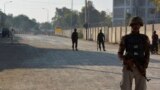 په بنو کې پولیسو او امنیتي سرتېرو پر سړک ناکه لګولې ده او پهره کوي - انځور له ارشیفه. 