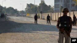 په بنو کې پولیسو او امنیتي سرتېرو پر سړک ناکه لګولې ده او پهره کوي - انځور له ارشیفه.
