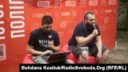 Учасники «мілітарних читань» Дмитро Вербич та Олексій Бешуля (злівa направо)