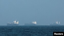 Біріккен Араб Әмірліктерінің Фуджейра қаласы маңындағы теңізде жүзген танкерлер. Иран Ормуз бұғазын жабатынын мәлімдеген кезде түсірілген сурет. 3 наурыз, 2026 жыл.