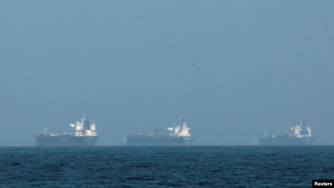 Танкери біля узбережжя Фуджейри, в той час як Іран обіцяє закрити Ормузьку протоку на тлі конфлікту США та Ізраїлю з Іраном. Фуджейра, Об'єднані Арабські Емірати, 3 березня 2026 року