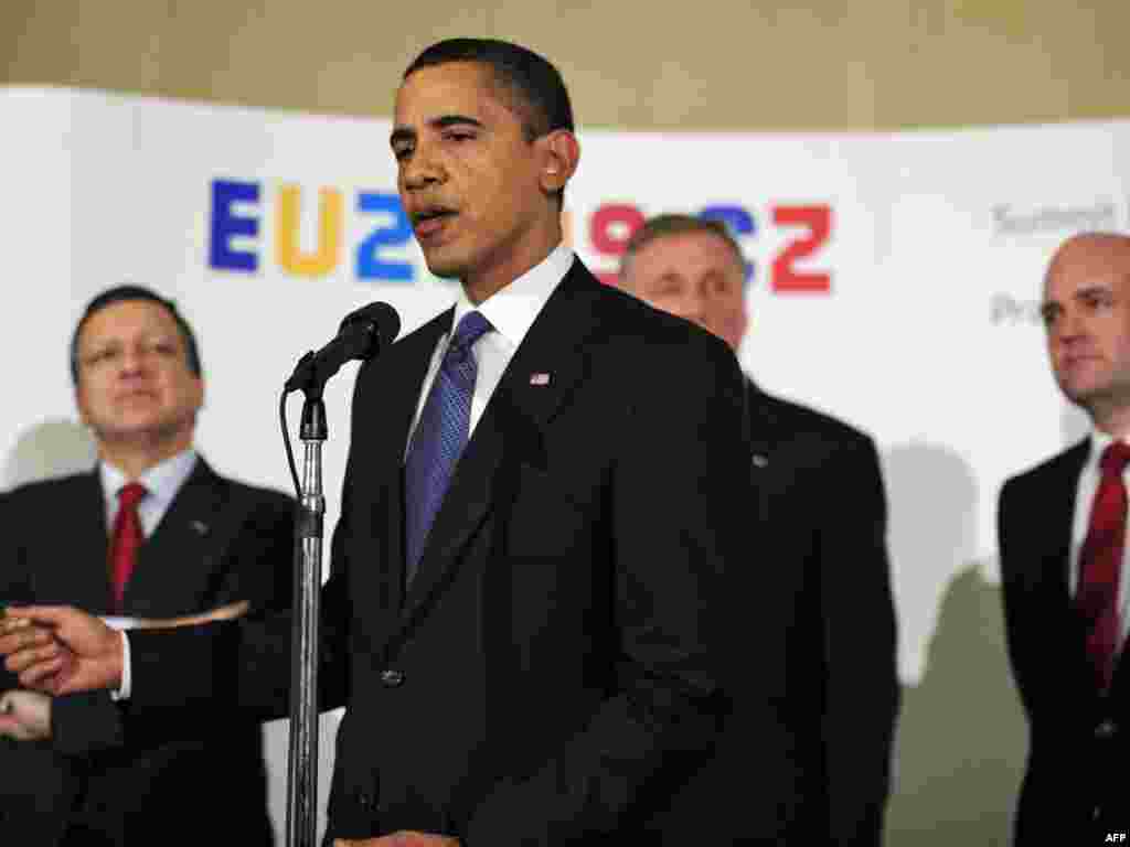 Obama na samitu EU - SAD - Barak Obama na pres konferenciji nakon samita EU - SAD koji se, nakon Obaminog obraćanja javnosti, održavao u Kongresnom centru u Pragu, a na kojem se između ostalog govorilo o problemu globalnog zagrevanja. 