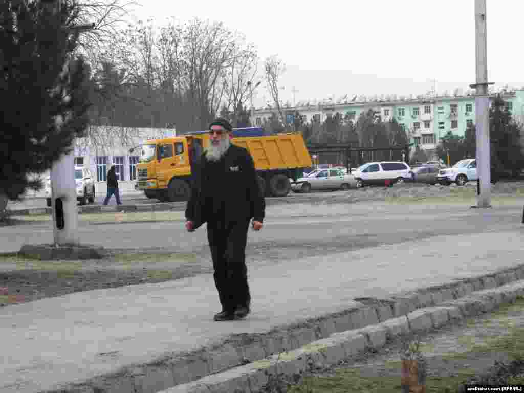 Aşgabadyň köçeleriniň birinde gezelenç edýän ýaşuly