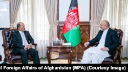 منصور احمد خان، سفیر پاکستان در کابل (چپ) و محمد حنیف اتمر، وزیر خارجه افغانستان