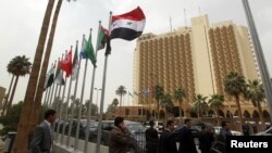Zastave članica Arapske lige ispred hotela Palestina u Bagdadu gde se održava Samit