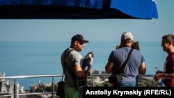 Фотографы с обезьянкой. Крым, Ласточкино гнездо, август 2019 года