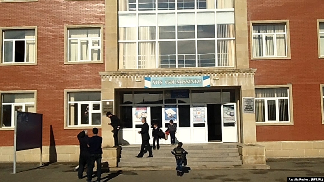 Azərbaycanda bir orta məktəb