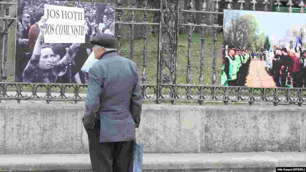 Expoziție de fotografii luate timpul evenimentelor din aprilie 2009 organizată &icirc;n grădina publică din Chișinău de organizația de tineret a PL, 7 aprilie 2013.