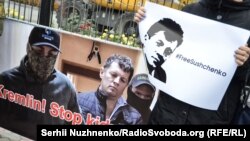 Під час акції на підтримку Романа Сущенка з оприлюдненим ФСБ фото його затримання перед посольством Росії в Києві, 6 жовтня 2016 року