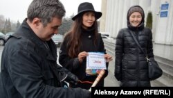 "Көкжайлауды қорғайық!" экологиялық қозғалысының белсенділері Алматы әкімі Бауыржан Байбекке әкелген "сыйлығын" көрсетіп тұр. Алматы, 18 наурыз 2016 жыл.