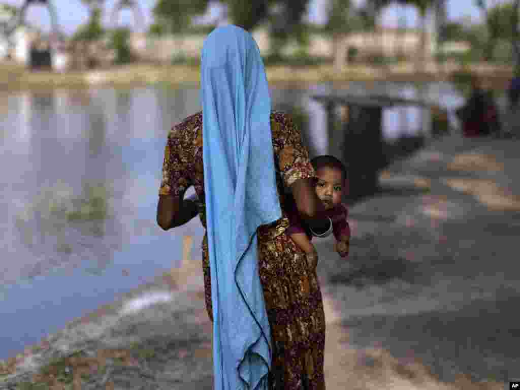 Pakistan - Katastrofalnim poplavama koje su zahvatile zemlju nakon jakih monsunskih kiša pogođeno je oko 5,4 milijuna ljudi, 22.09.2011. Foto: AP / Muhammed Muheisen 