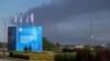 Shtëllunga tymi në Shën Petersburg më 3 qershor, teksa shihet edhe bilbordi që njofton për mbajtjen e Forumit Ekonomik në këtë qytet rus. 