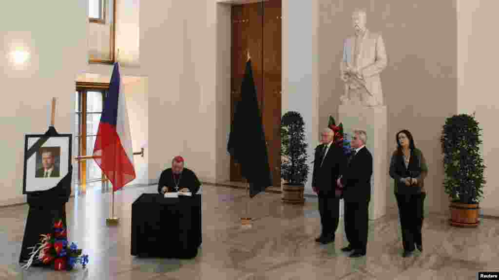 Praqanın Arxiyepiskopu Dominik Duka Prezident Sarayında qoyulan xatirə kitabını imzalayır. Reuters.