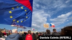 Sute de mii de cehi s-au adunat duminică, 21 martie, în Parcul Letna din Praga pentru a protesta împotriva guvernului condus de Andrej Babis.