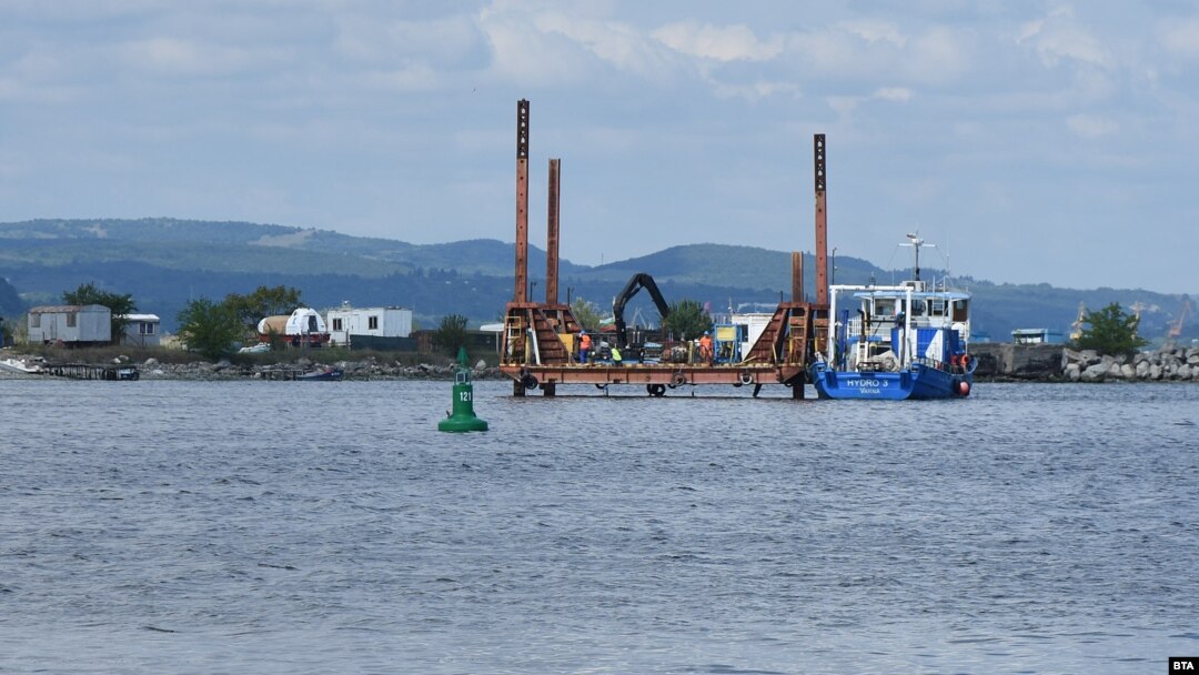 Ремонтът на авариралия водопровод продължава