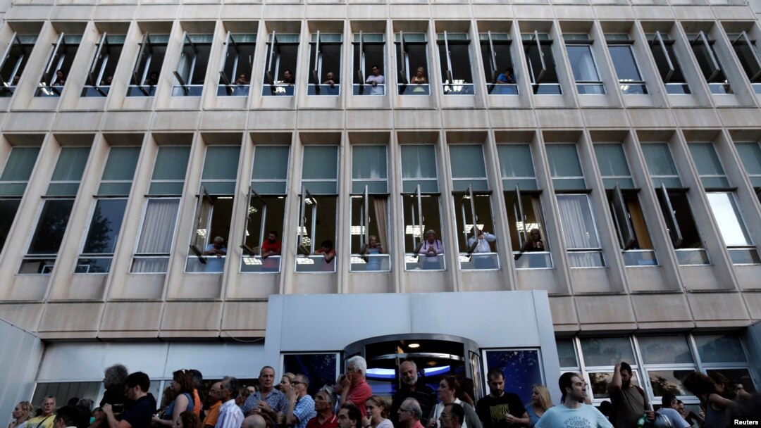 Пред ЕРТ, Атина, 11.06.2013.