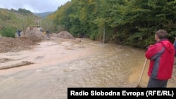 Mještani su zajedno sa vatrogascima na terenu u Kreševu, i pokušavaju da probiju put do četiri blokirana sela