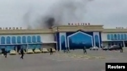 O fotografie a unui martor, obținută de Reuters, arată aeroportul Nahicevan, după o lovitură aeriană.