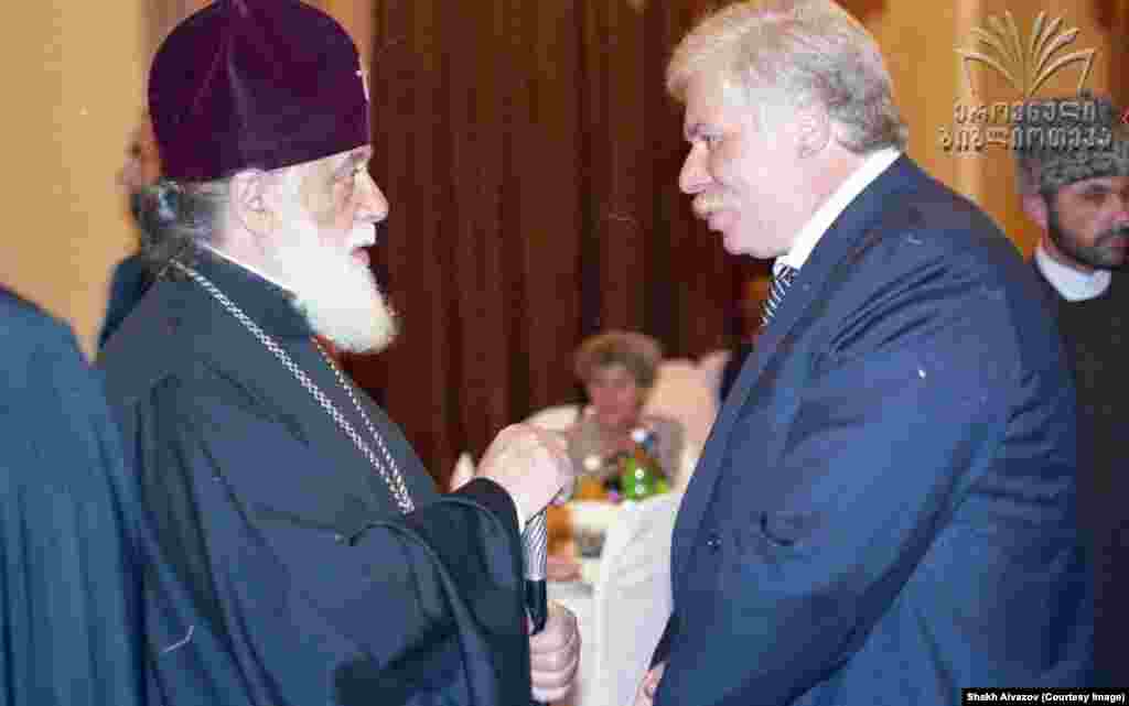 ილია მეორე და ბადრი პატარკაციშვილი, ბიზნესმენი, ჰოლდინგ "ი-მედიას" დამფუძნებელი. 2008 წლის იანვარში, ბადრი პატარკაციშვილმა განაცხადა, რომ მას პრეზიდენტის პოსტის დასაკავებლად ბრძოლის გაგრძელების ძალა ილია მეორესთან გამართულმა საუბარმა მისცა. რასაც მალე მოჰყვა საპატრიარქოს განცხადება, რომ მათ შორის, "პატრიარქისთვის აღსაყდრებიდან 30 წლისთავის მილოცვის გარდა არანაირ სხვა თემაზე საუბარს ადგილი არ ჰქონია”.