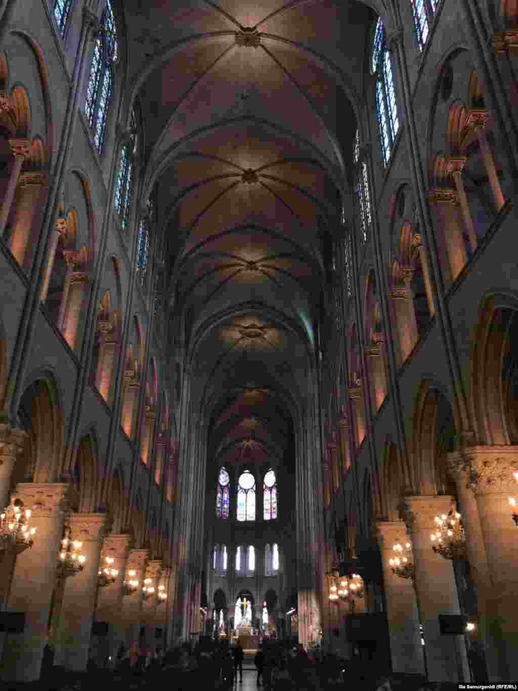 گفته می&zwnj;شود نخستین مرحله از ساخت نوتردام، بنای &laquo;کر&raquo;، بخشی که برای حضور روحانیون و گروه هم&zwnj;سرایان است، و آمبولاتوریوم، مکانی گرداگرد کر، بود. ساخت &laquo;کر&raquo; نزدیک به ۱۵ سال طول کشید.