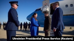 Президент Украины Владимир Зеленский беседует с послом Украины в США Оксаной Маркаровой, Вашингтон, США, 21 декабря 2022 года